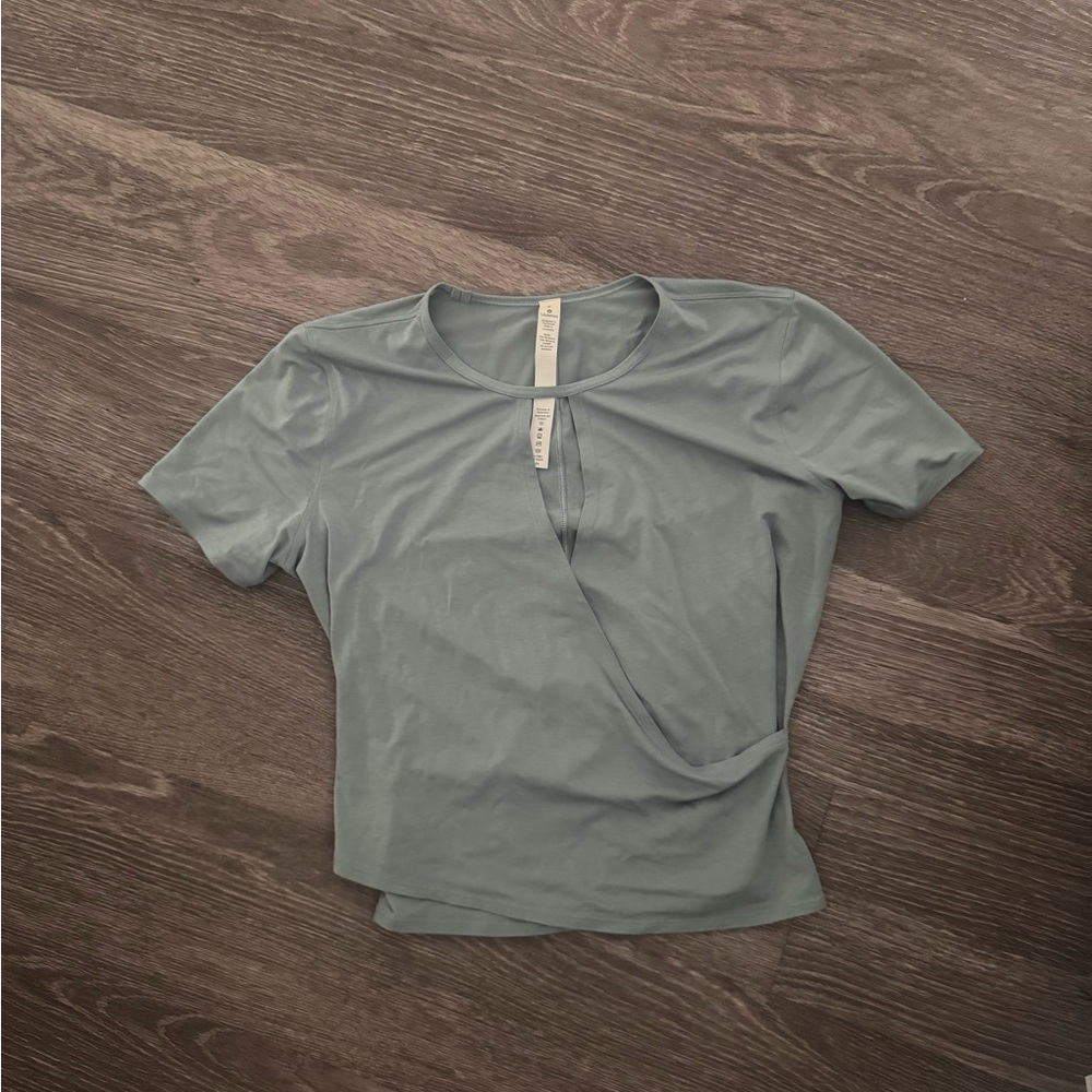 Lululemon wrap front tee size 6 blue/green color